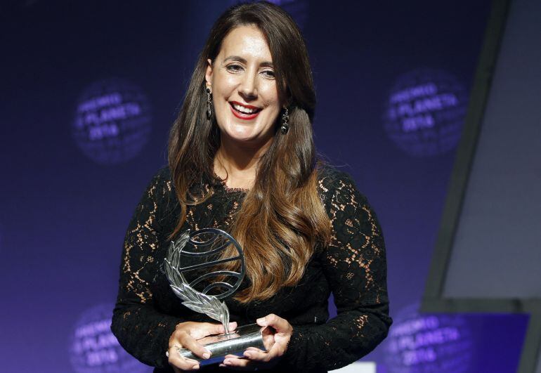 La escritora Dolores Redondo tras recibir el Premio Planeta por su novela &quot;Todo esto te daré&quot;