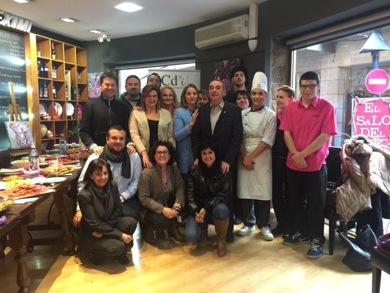 La batalla més dura es preveu a la capital. A la foto, la candidatura de Cd'I+Liberals visitant el barri del Puial amb la consellera liberal Judith Pallarès i la ministra de Salut, Rosa Ferrer.