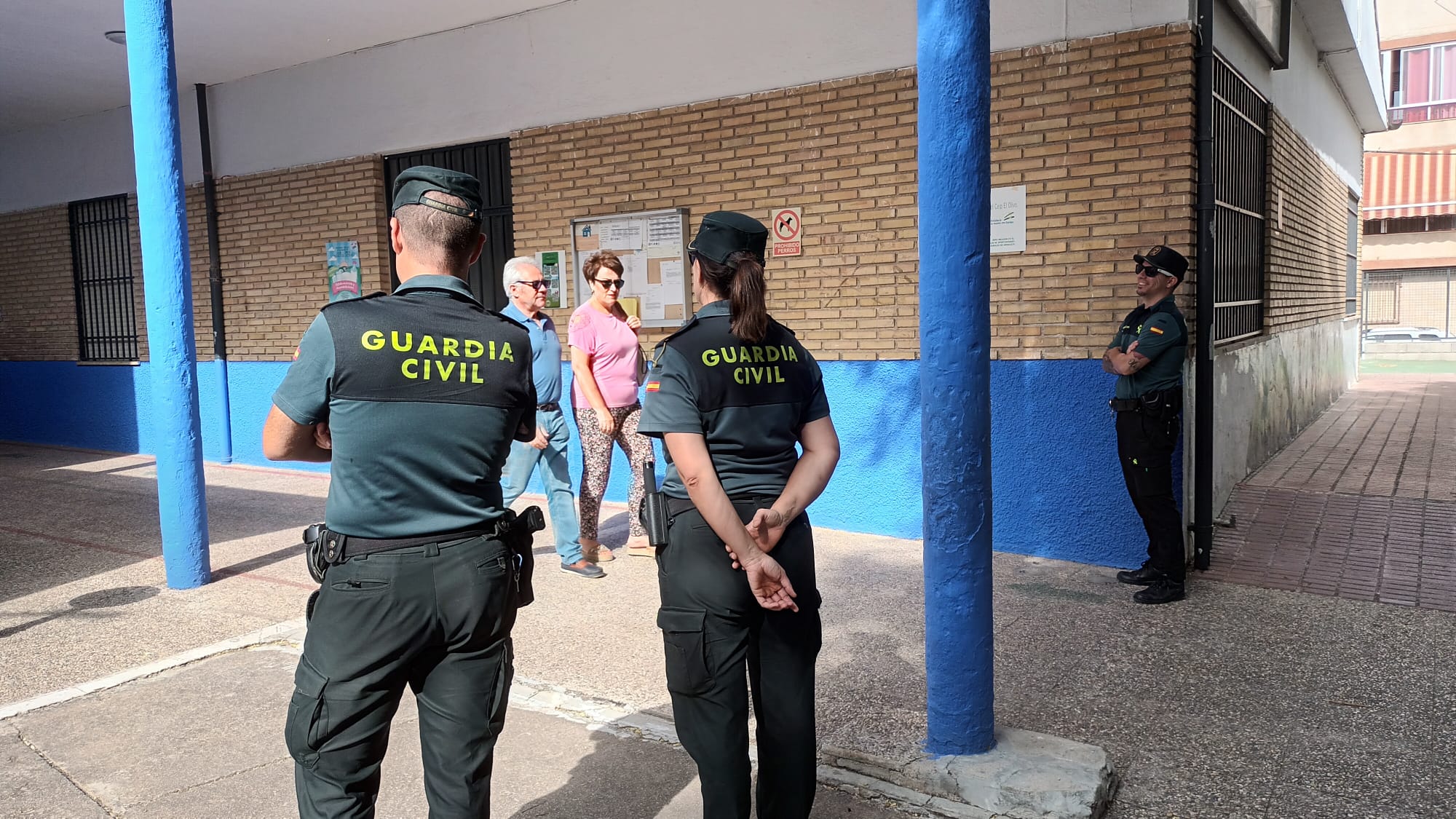 Dos agentes de la Guardia Civil en uno de los colegios electorales de la provincia de Jaén