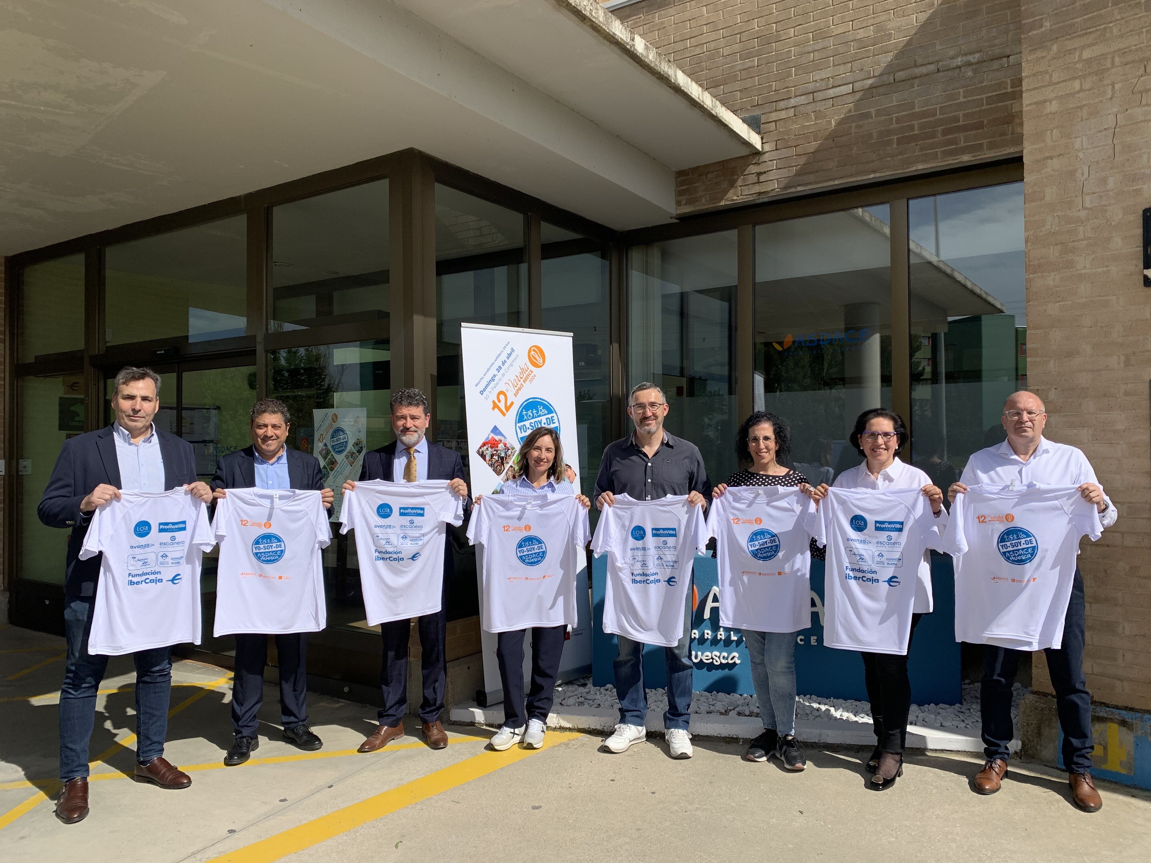 Patrocinadores de la marcha Aspace con la camiseta de este año