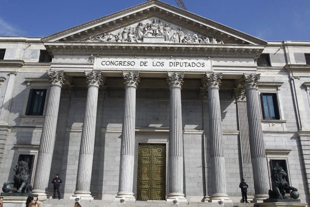 Puerta principal del Congreso de los Diputados con los leones