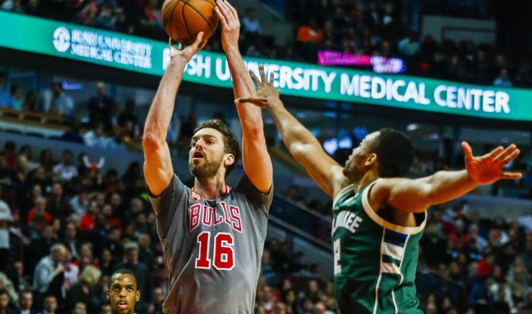 Gasol tira a canasta frente a los Bucks