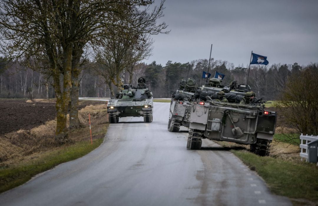 Varios tanques circulan por las calles de la isla de Gotland