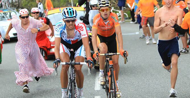 El ciclista español Samuel Sánchez, del equipo Euskaltel Euskadi, junto al belga Jelle Vanendert