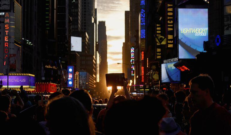 Una persona saca una foto con una tableta en Nueva York.