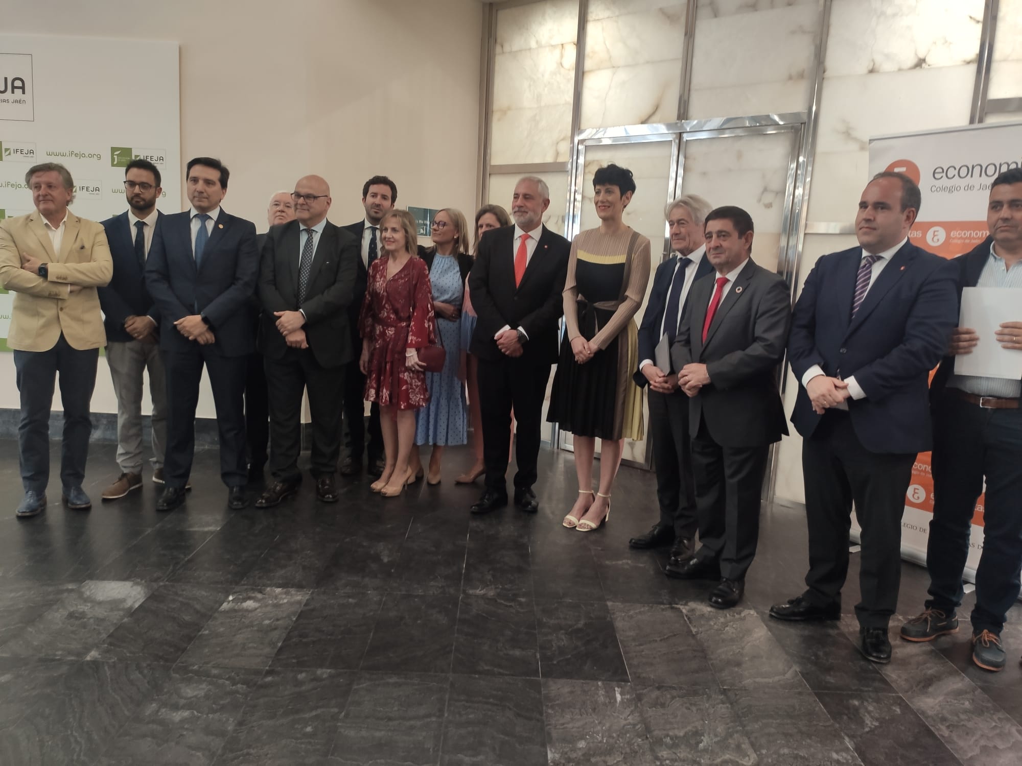 Foto de Familia antes de la entrega del V Premio de Economía y Empresa Flores de Lemus del Colegio Profesional de Economistas en IFEJA Jaén