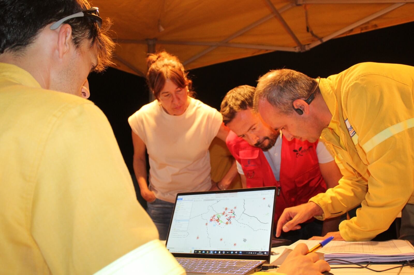 Blanca Fernández, portavoz del Gobierno de Castilla La Mancha y Jose Luis Escudero, consejero de Desarrollo Sostenible en el puesto de mando avanzado de "Los Cortijos", interesándose por la evolución del incendio de Malagón