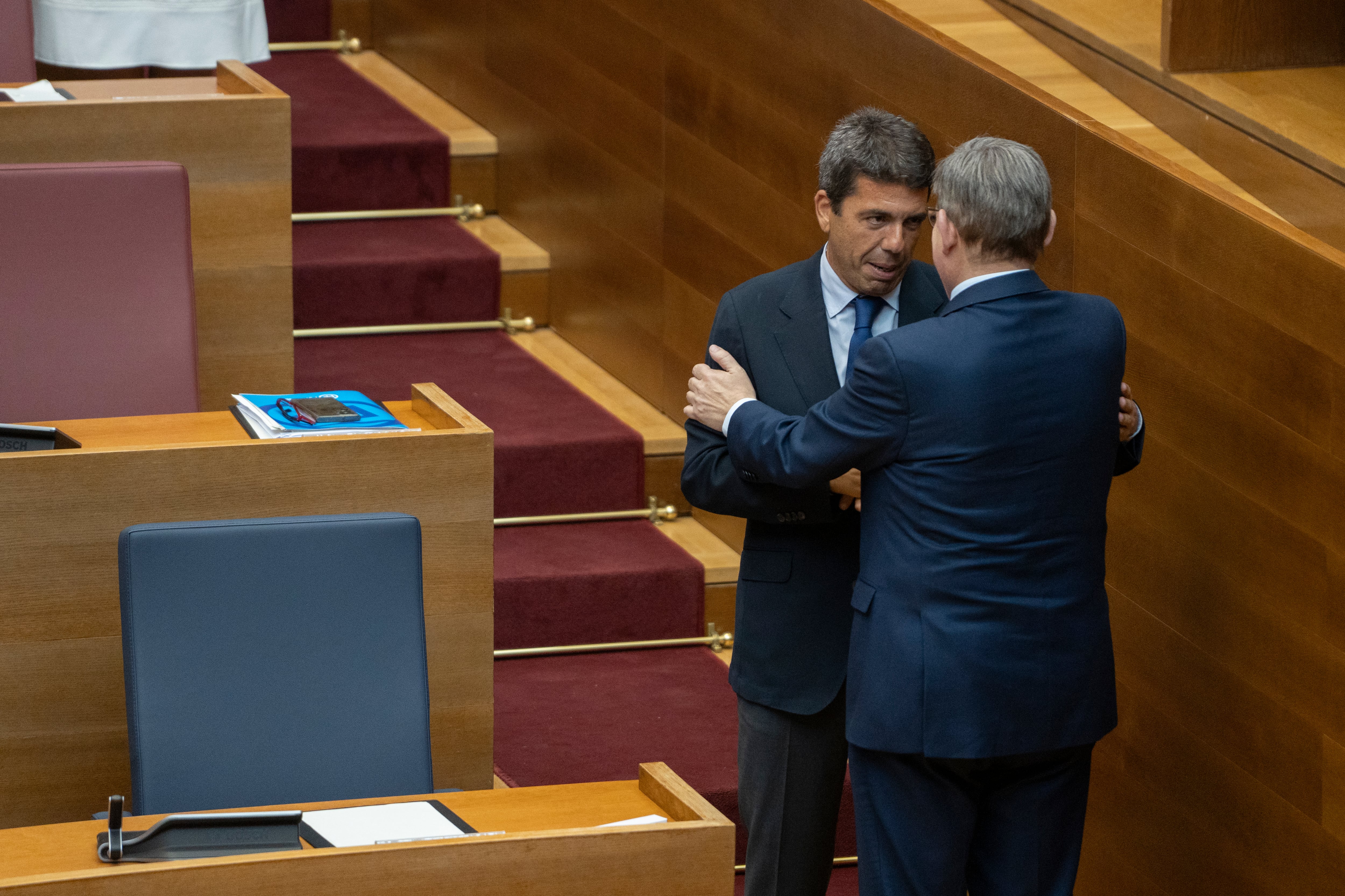 Carlos Mazón y Ximo Puig, tras la votación de investidura de Mazón como president de la Generalitat.