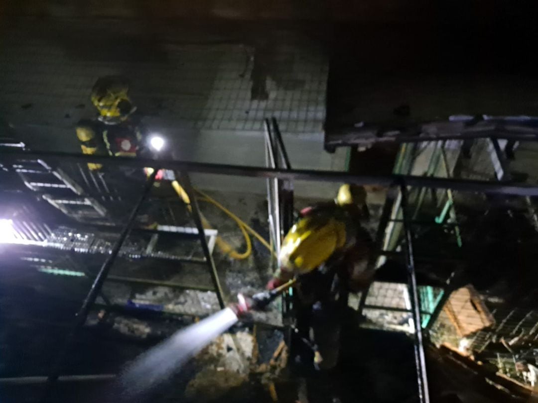 Los bomberos sofocando el incendio.