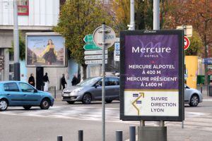 Marquesinas de publicidad en una calle de Grenoble