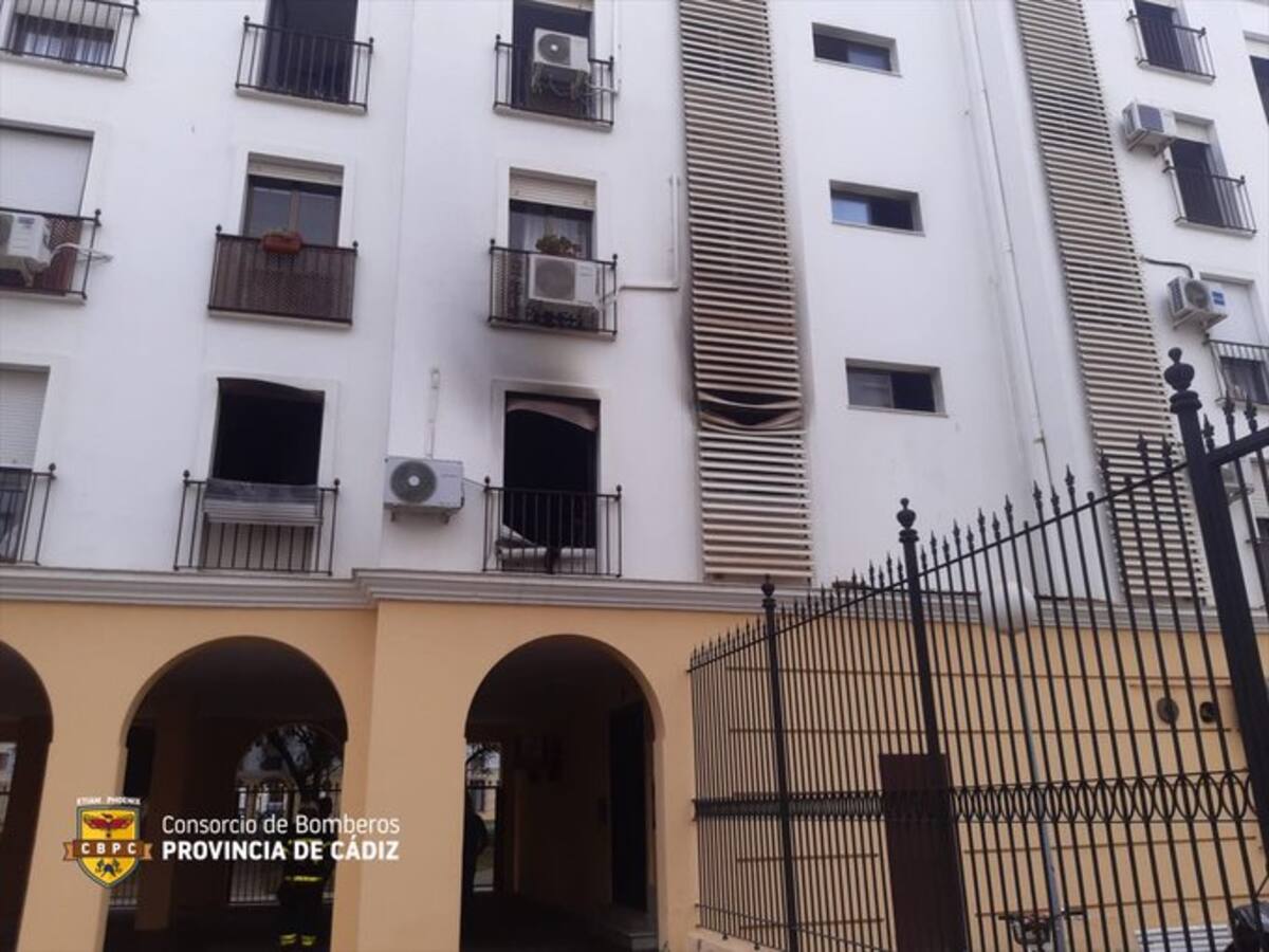 Tres personas trasladadas al Hospital de Jerez tras un incendio en una vivienda en la calle Paúl