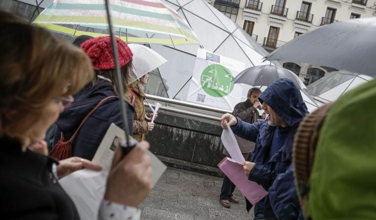 Profesores y alumnos de las universidades madrileñas Complutense, la Autónoma o la Carlos III han utilizado como escenarios improvisados las plazas de Sol (en la imagen), Ópera y Tirso de Molina, en Madrid, a pesar de la lluvia, para protestar contra las políticas educativas tanto del Gobierno central como del regional