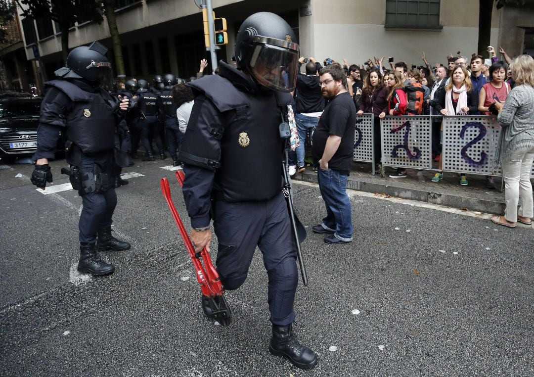 Agentes antidisturbios al salir de un colegio electoral por el referéndum delo 1 de octubre.