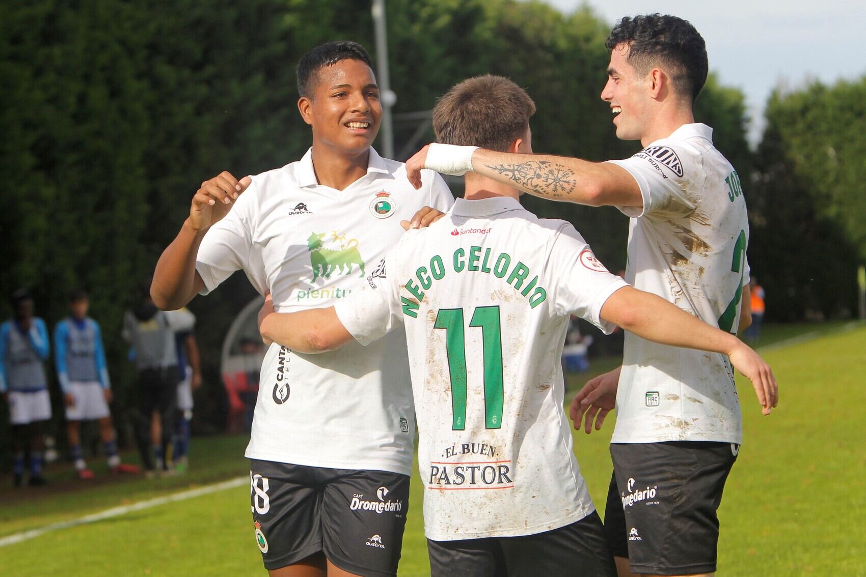 Neco Celorio celebra uno de los dos goles que marcó al Real Oviedo Vetusta el domingo