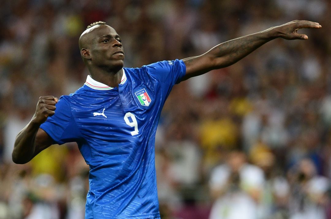 Mario Balotelli durante un partido con la selección italiana