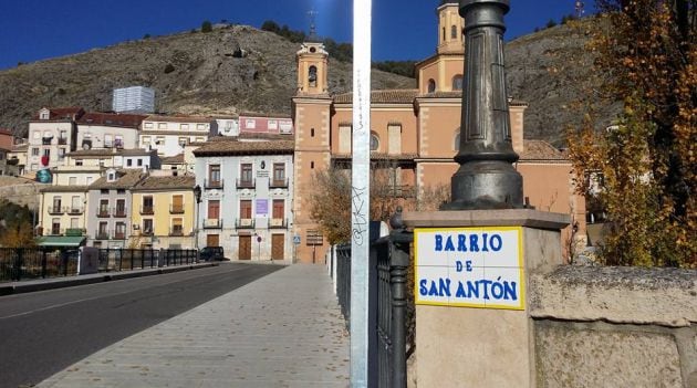 El puente de San Antón comunica el barrio del mismo nombre con la ciudad.