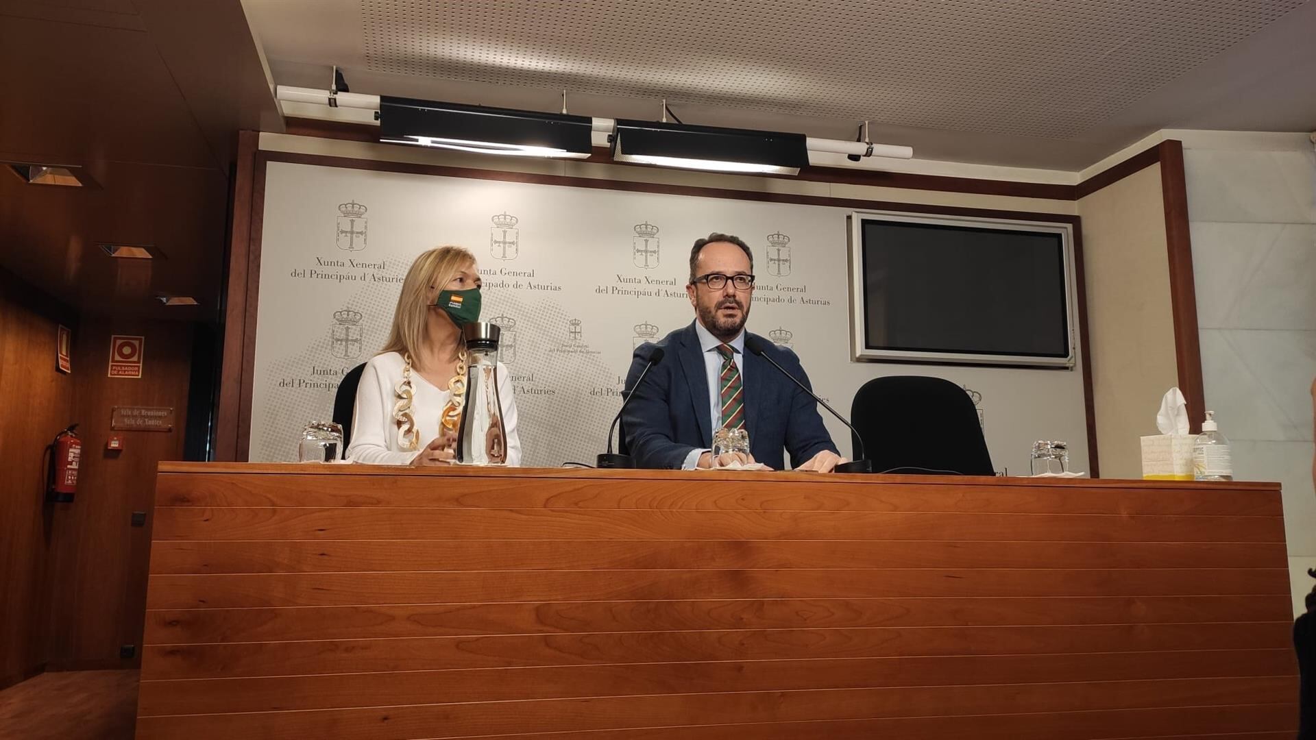 Los diputados de Vox, Sara Álvarez e Ignacio Blanco, en la sala de prensa de la Junta General del Principado