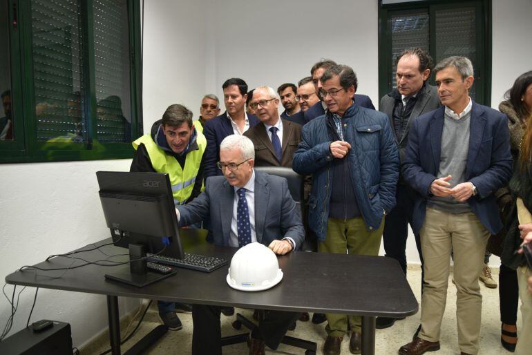 El vicepresidente andaluz, Manuel Jiménez Barrios, en Tarifa durante la inauguración de la nueva depuradora.
