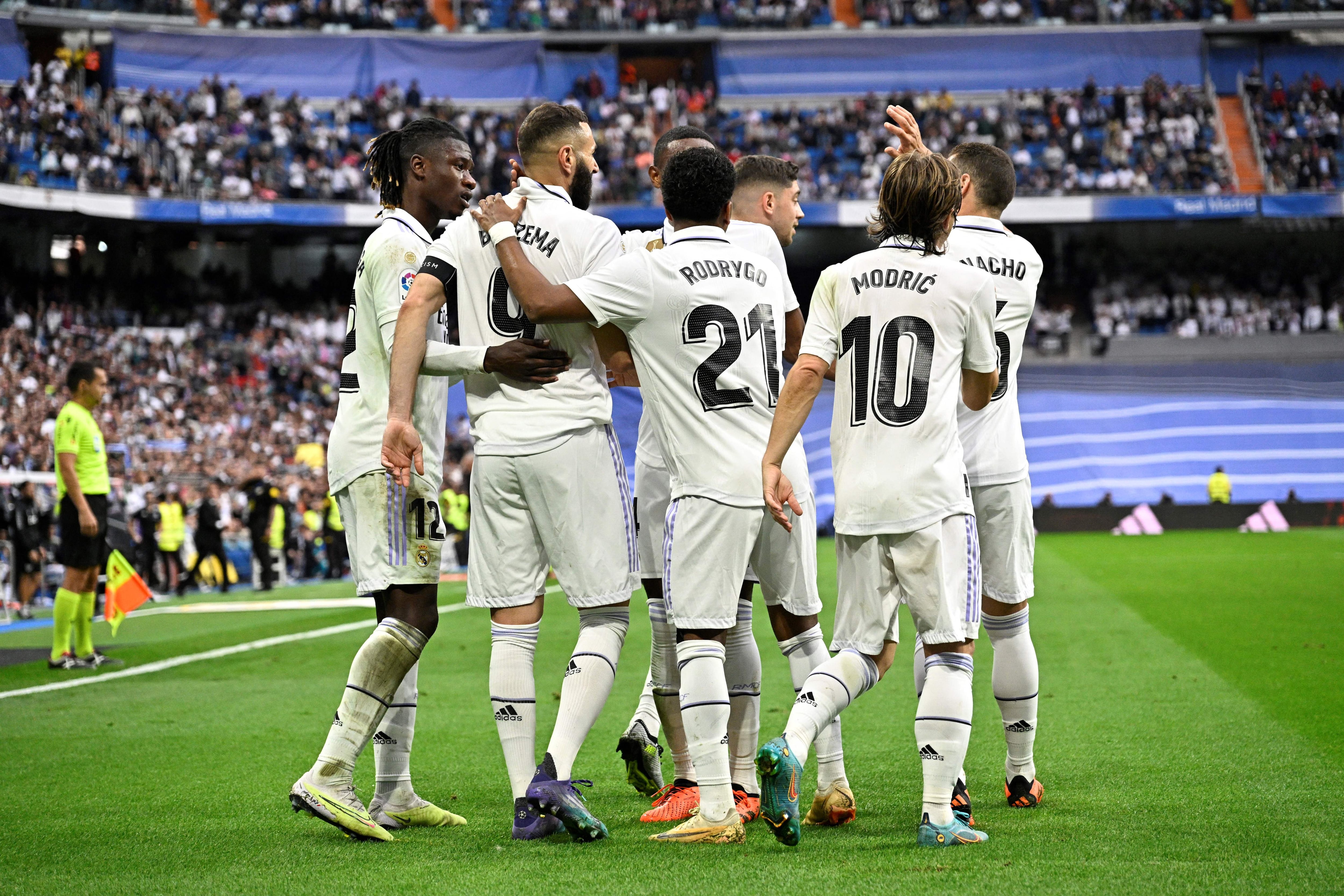 Los jugadores del Real Madrid celebran el gol de Benzema en el Santiago Bernbaéu.