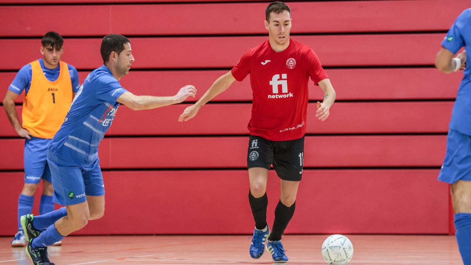 Kevin Casal controla el balón ante un rival alfasino