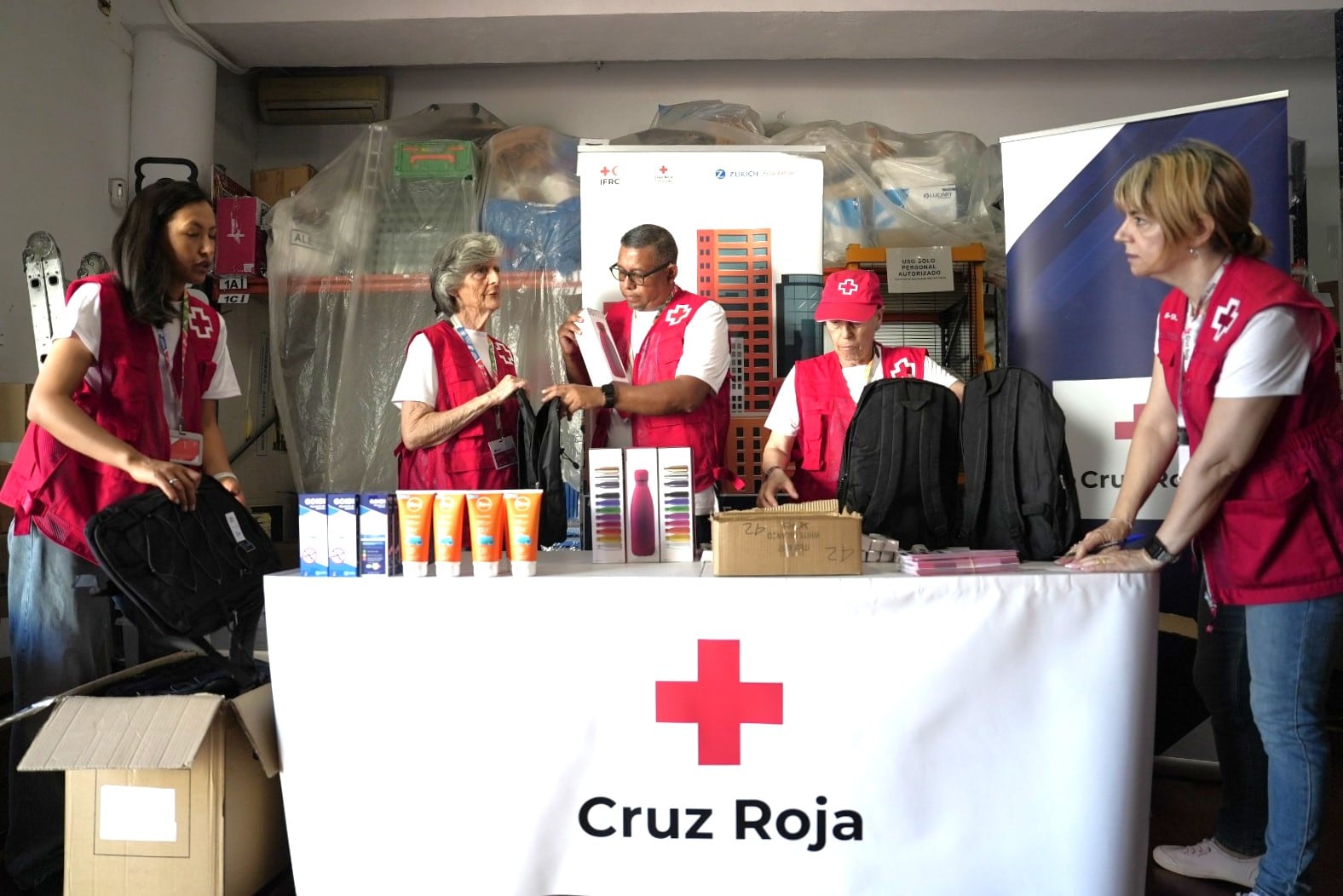 Cruz Roja ayuda a combatir el calor a colectivos vulnerables de València con un kit de respuesta básica