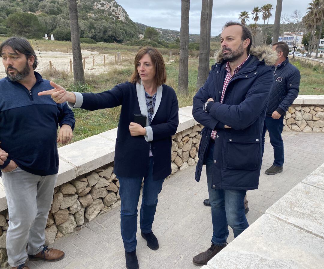 Salord i Benejam van inspeccionar les destrosses de la tempesta Glòria a la platja de Cala en Porter.