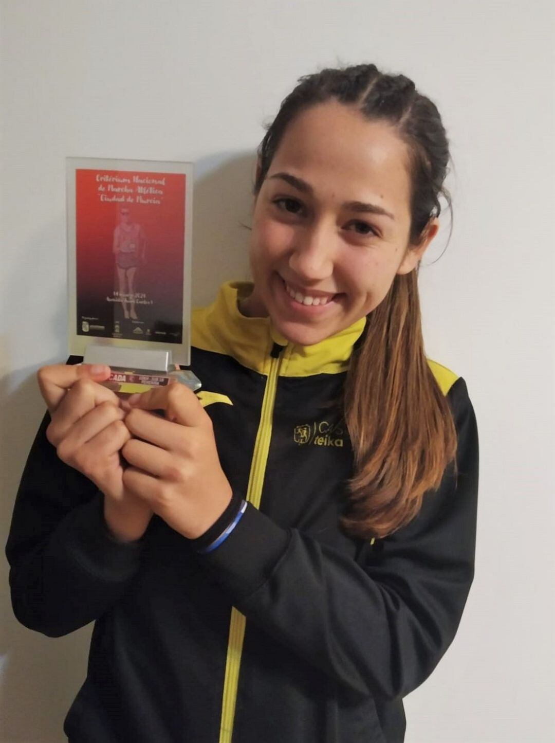 Ángela Casanova con el trofeo