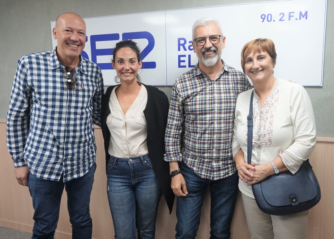 Vicente Esteban junto a Mª Dolores, Esther y Eduardo, en el estudio de Radio Elda 