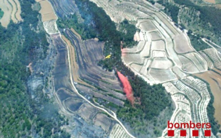 Un Avió de Vigilància i Atac (AVA) #MAER fent una descàrrega amb retardant a #IFRocallaura, aquest matí, 24 de juny