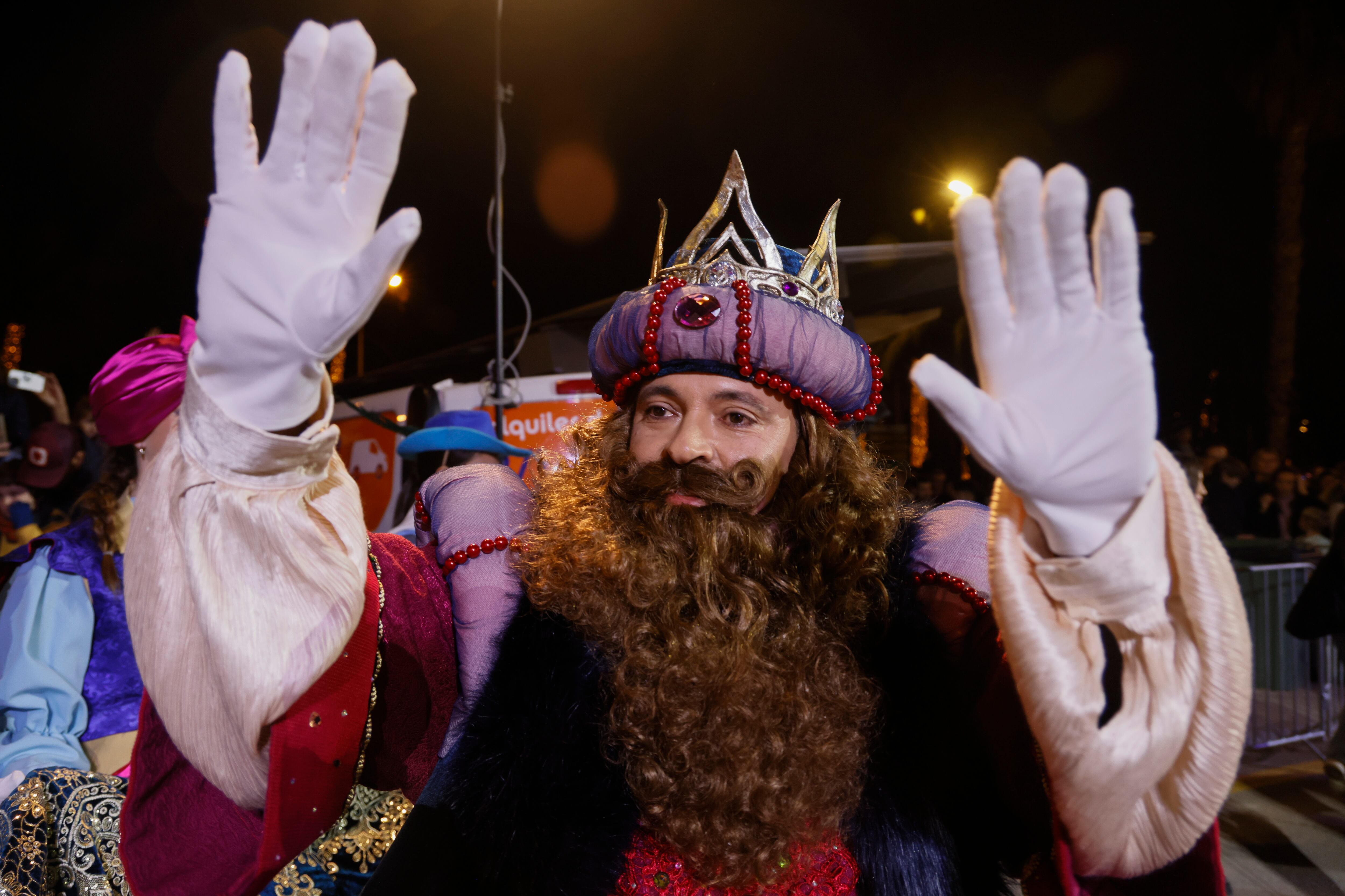 Los reyes magos llegan al Moll Vell a bordo de La Balear, un llaüt que este año celebra su centenario.