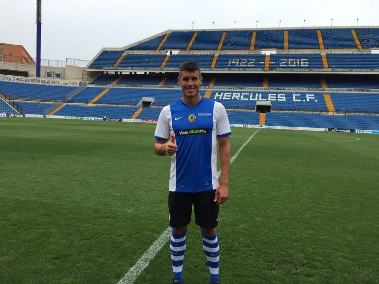 Pol Bueso posa con la camiseta del Hércules en el Rico Pérez