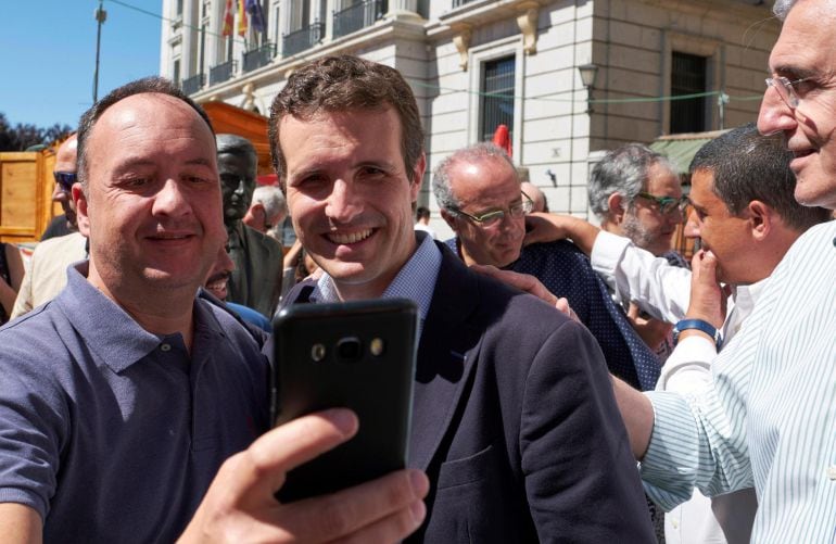 El presidente del Partido Popular, Pablo Casado, durante su recorrido por las calles de Ávila.