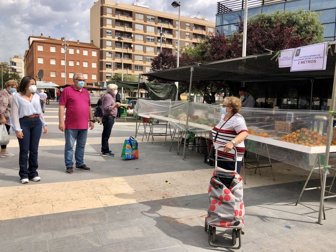 Imagen de la visita de la alcaldesa de Almassora, Merche Galí, al mercado de la ciudad