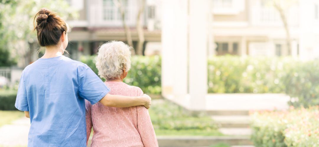 La Comunidad de Madrid busca entre el personal sanitario de las residencias de mayores públicas trabajadores que quieran hacer más horas para cubrir las vacaciones de verano.