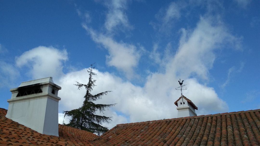 Poco nuboso. Cielo con nubes