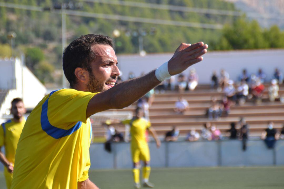 Santafé en un partido con el Dénia.
