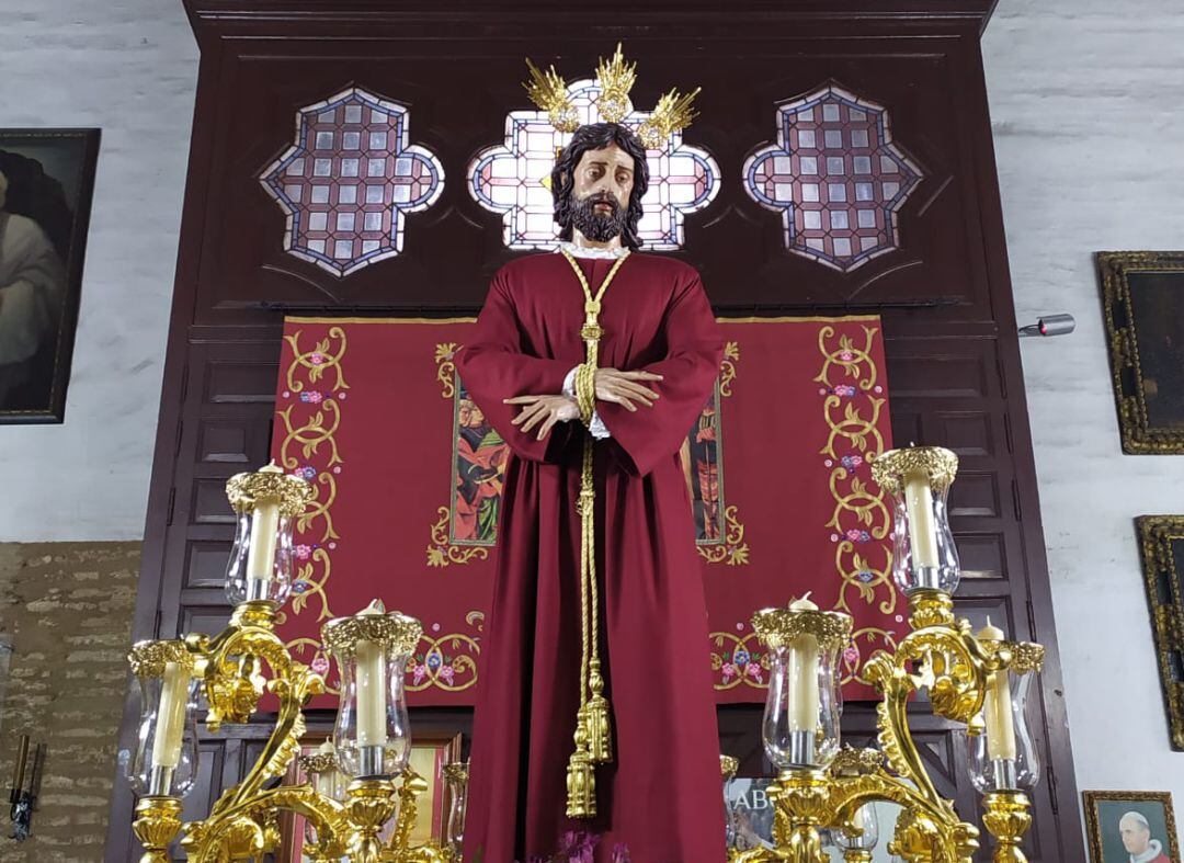 El Señor de la Paz ya se encuentra entronizado en sus andas para el vía crucis extraordinario que presidirá este viernes