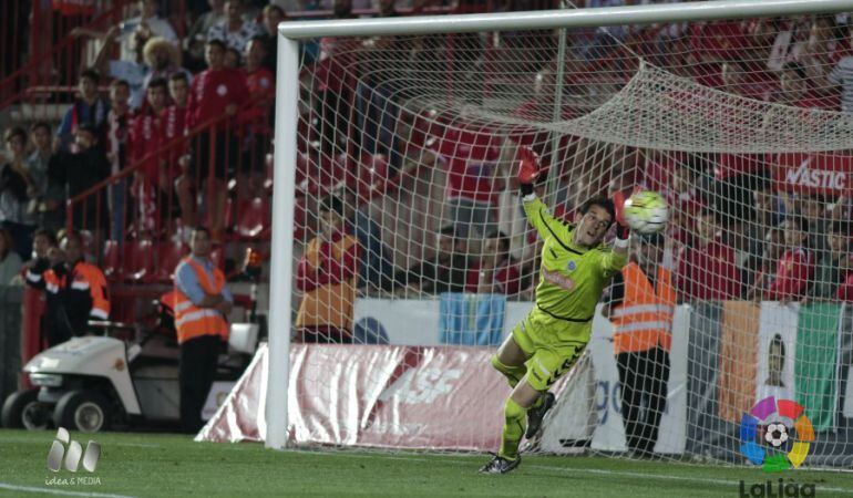 El portero Pau Torres realiza una de las muchas paradas de mérito que evitaron la victoria del Nástic.