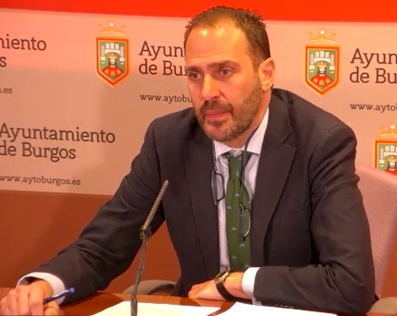 El concejal de Licencias del Ayuntamiento de Burgos, Ignacio Peña, anuncia una prórroga para que los hosteleros regularicen sus terrazas