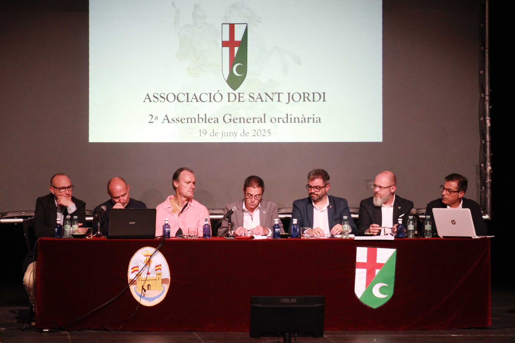 La mesa presidencial de la Asamblea de la Asociación de San Jorge celebrada este jueves en el Teatre Principal de Alcoy.
