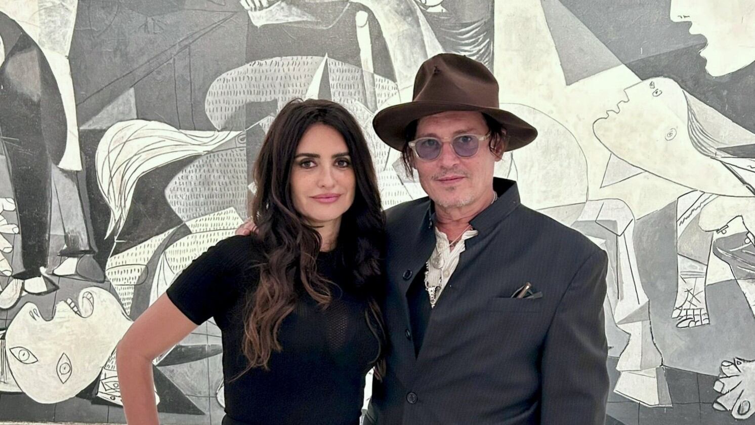 La actriz española Penélope Cruz y el actor estadounidense Johnny Depp durante una visita al Museo Reina Sofía este viernes.