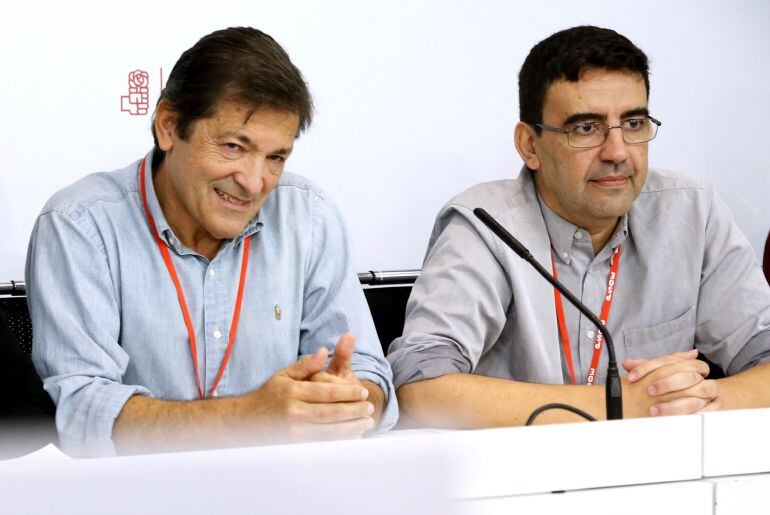 Javier Fernández (i), y el vocal Mario Jiménez Díaz, poco antes de que diera comienzo la reunión del Comité Federal del partido