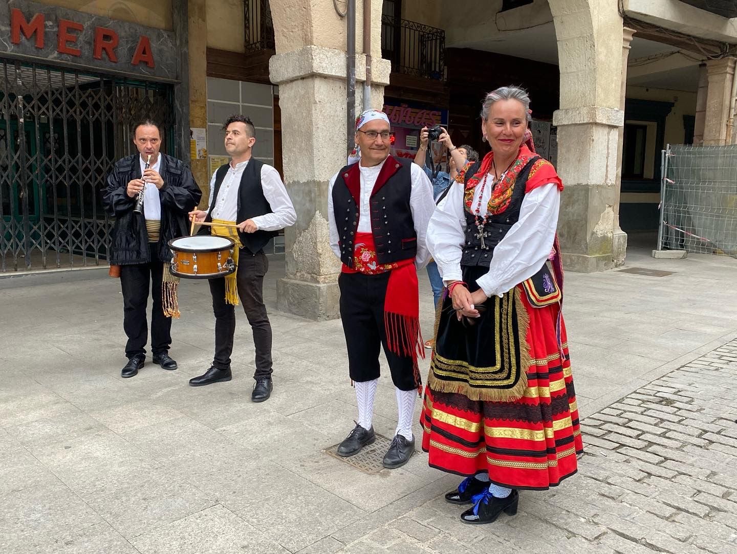 Los visitantes fueron recibidos con la música tradicional a cargo de la Escuela Municipal de Folklore