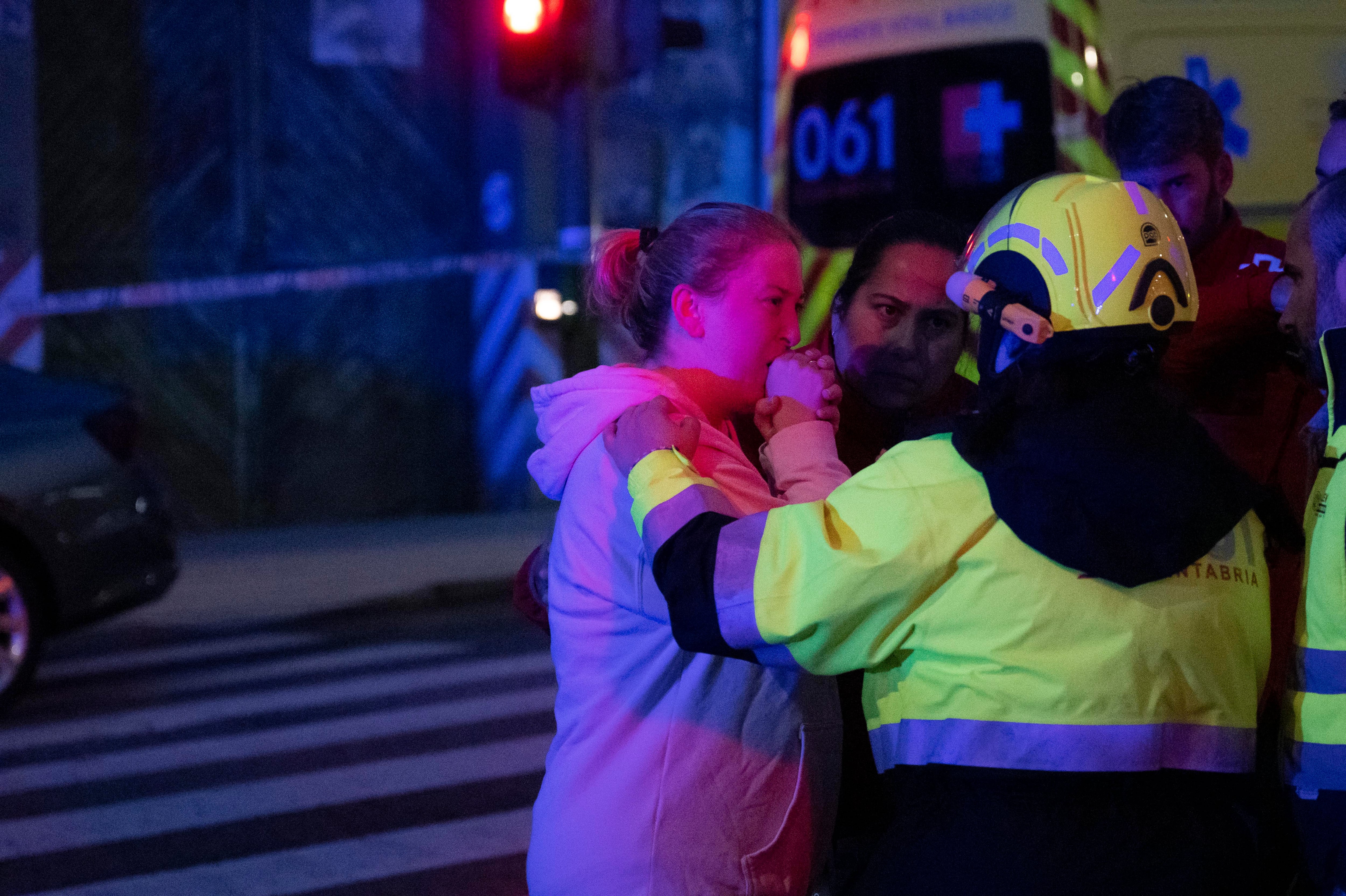 Santander, 26 oct (EFE).- Una explosión de gas ha provocado esta madrugada el derrumbe de un edificio de la calle de La Albericia, en Santander, y se busca a tres personas que podían estar en el interior del inmueble. El siniestro se ha producido sobre las 4.00 horas de esta madrugada en el número 22 de la calle de La Albericia de la capital cántabra y ha llevado a desalojar todos los edificios cercanos al afectado por la explosión.EFE/ Pedro Puente Hoyos
