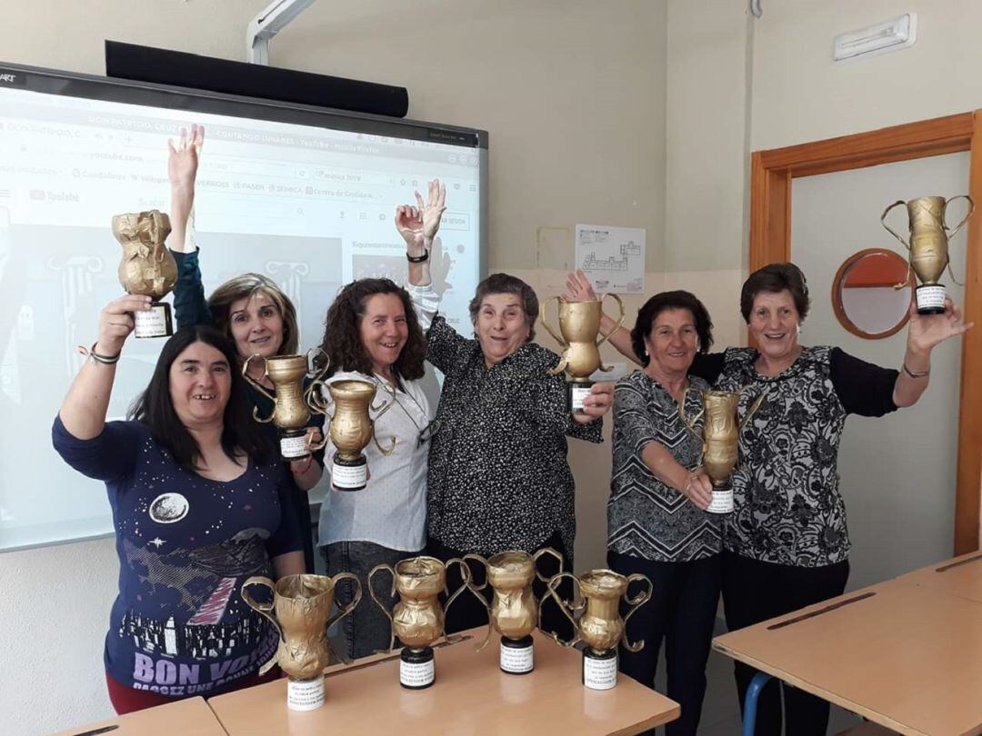 Alumnas del grupo de alfabetización del curso pasado muestran los trabajos de uno de los talleres