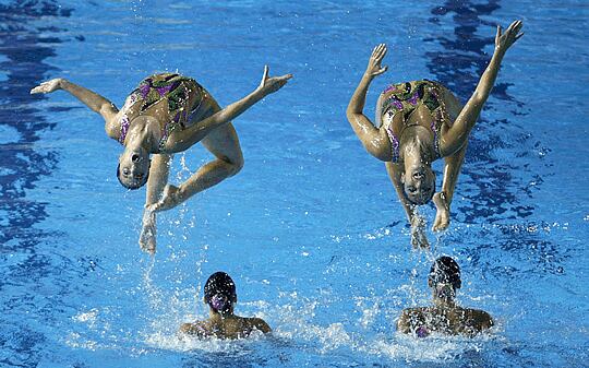 Un momento del ejercicio del equipo español de natación sincronizada