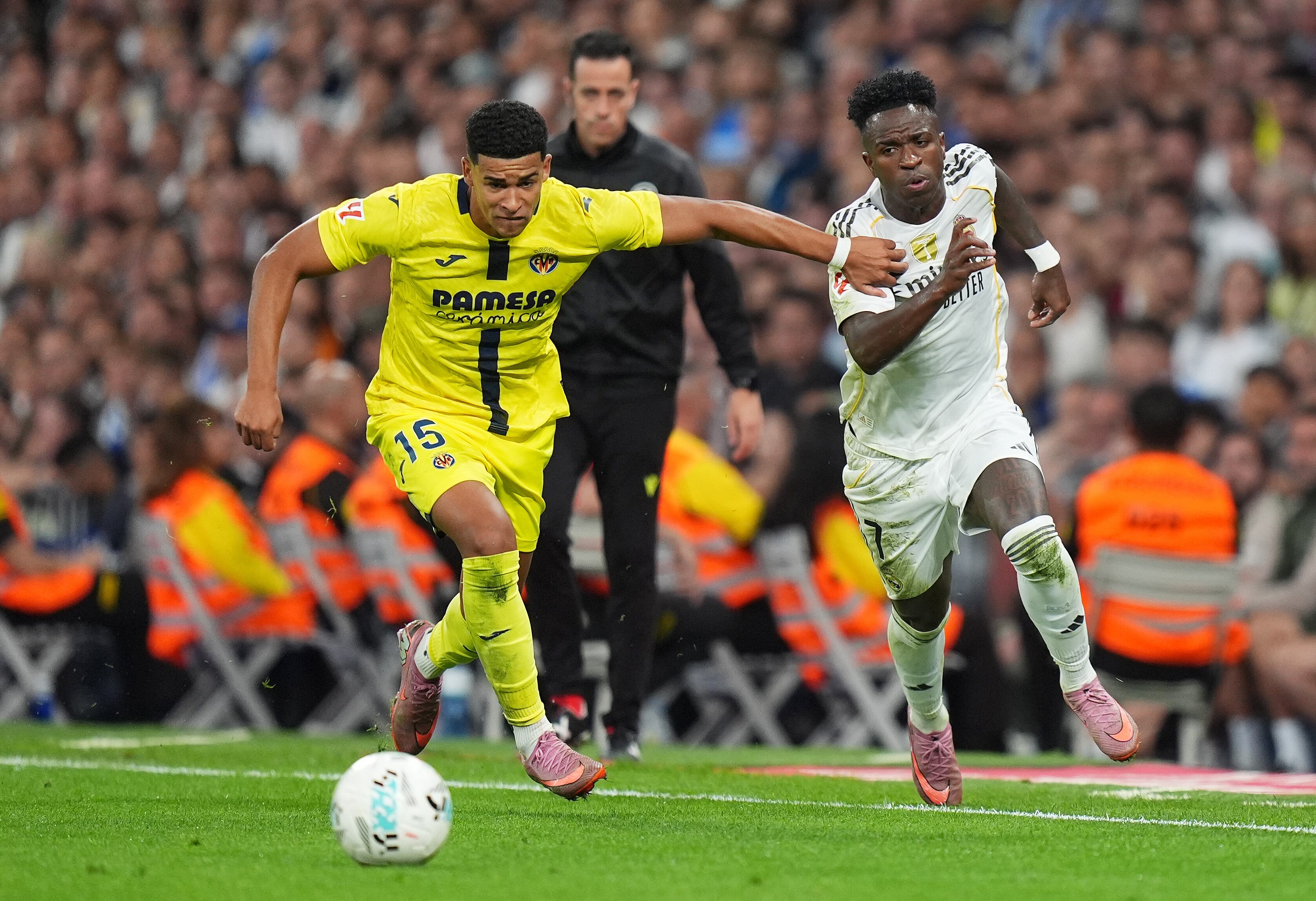 Santiago Mouriño, en la acción en la que fue expulsado durante el Real Madrid-Villarreal