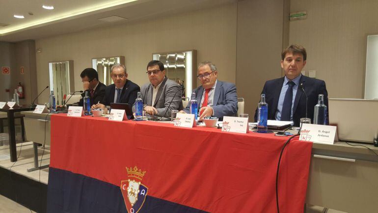 La directiva de Osasuna durante la Asamblea de socios compromisarios