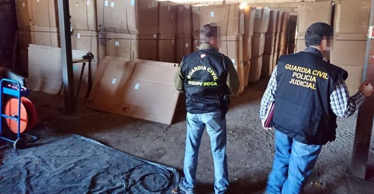 Dos guardias civiles durante una operación realizada el pasado trimestre en la provincia.