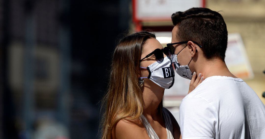 Una pareja con mascarillas